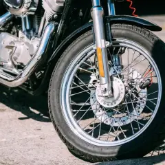 Prawidłowe ciśnienie w oponach motoroweru: kompletny poradnik bezpiecznej jazdy