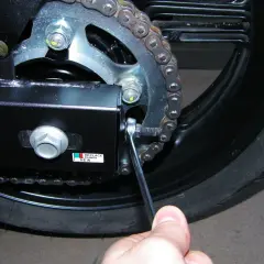 Prawidłowe napięcie łańcucha w motorowerze - naciąganie krok po kroku