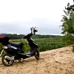 Kompletny poradnik jak jeździć motorowerem: zasady i bezpieczna jazda