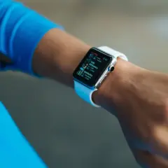 Smartband a smartwatch – jakie są różnice, a jakie podobieństwa?