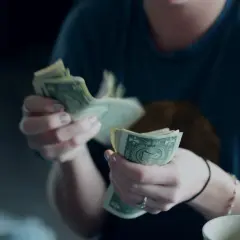 Czy komornik może zająć alimenty lub emeryturę? Co warto wiedzieć?