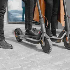 Czy hulajnoga elektryczna to motorower? Poznaj przepisy i uprawnienia