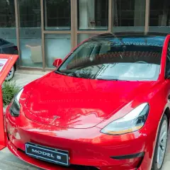 Tesla performance: czym wyróżnia się ta wersja modelu?