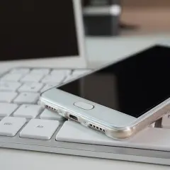 Akcesoria GSM i komputerowe - największe wyprzedaże roku na Black Friday 2025