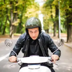 Jak wybrać idealny kask na motorower: 5 ważnych kryteriów bezpieczeństwa