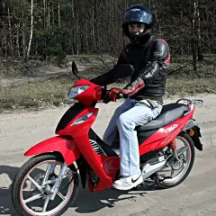 Co lepsze skuter czy motorower: porównanie i różnice kluczowych cech