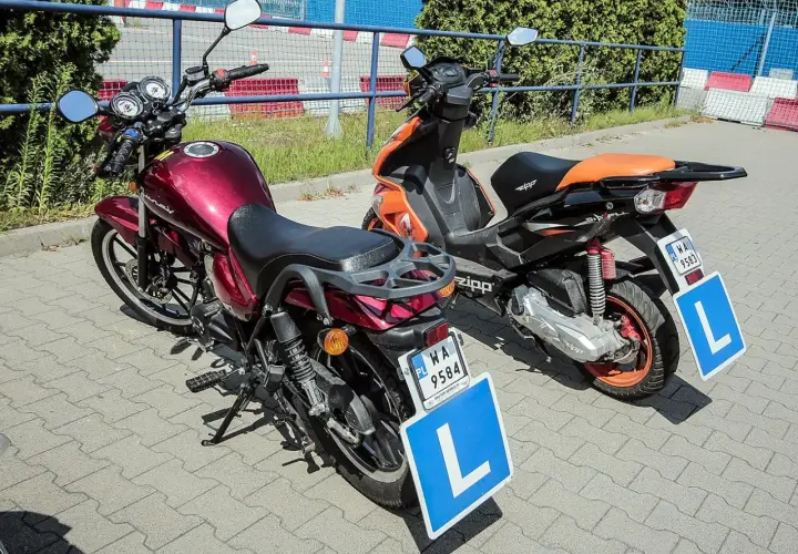 Ile kosztuje kurs na motorower w 2025: Kompleksowe koszty i opłaty
