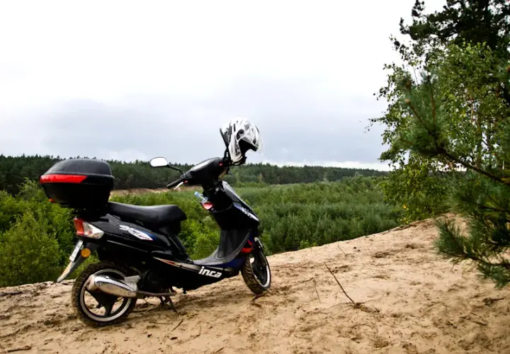 Kompletny poradnik jak jeździć motorowerem: zasady i bezpieczna jazda