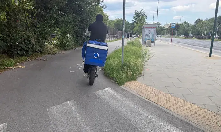 Czy motorowerem można jeździć po ścieżce rowerowej - poznaj przepisy i kary