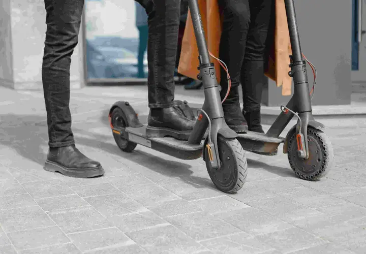 Czy hulajnoga elektryczna to motorower? Poznaj przepisy i uprawnienia