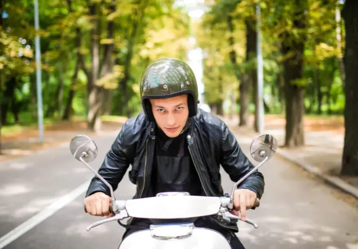 Jak wybrać idealny kask na motorower: 5 ważnych kryteriów bezpieczeństwa