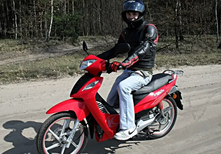 Co lepsze skuter czy motorower: porównanie i różnice kluczowych cech