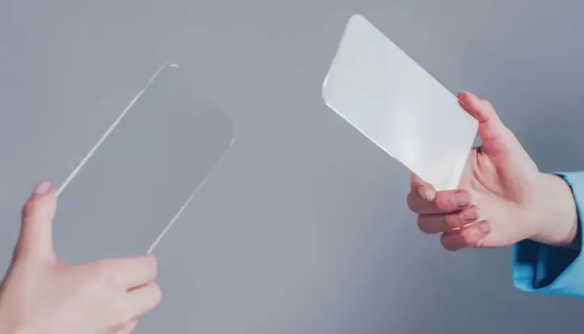 Która opcja lepiej chroni ekran smartfona: folia hydrożelowa czy szkło?