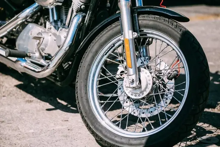 Prawidłowe ciśnienie w oponach motoroweru: kompletny poradnik bezpiecznej jazdy