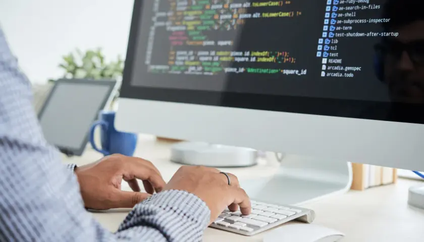Jakich języków programowania warto się uczyć, aby zdobyć dobrze płatną pracę w 2025 roku?