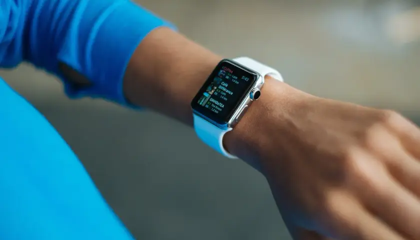 Smartband a smartwatch – jakie są różnice, a jakie podobieństwa?