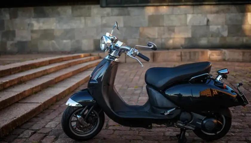 Jakie uprawnienia na motorower musisz mieć - kompletne zasady 2025