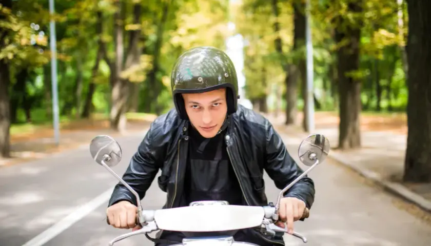 Jak wybrać idealny kask na motorower: 5 ważnych kryteriów bezpieczeństwa