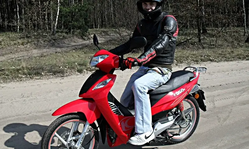 Co lepsze skuter czy motorower: porównanie i różnice kluczowych cech