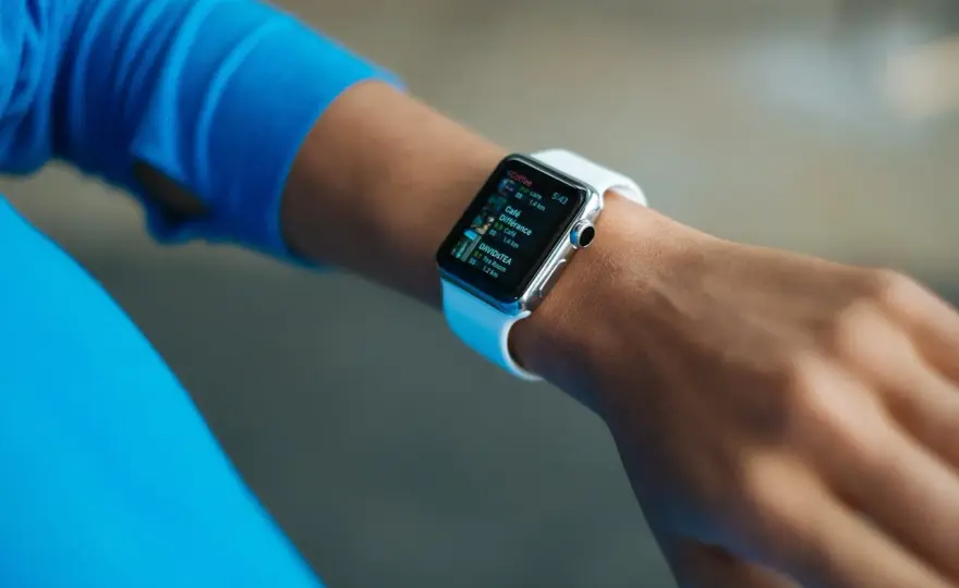 Smartband a smartwatch – jakie są różnice, a jakie podobieństwa?