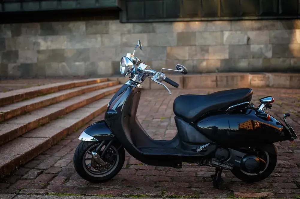 Jakie uprawnienia na motorower musisz mieć - kompletne zasady 2025